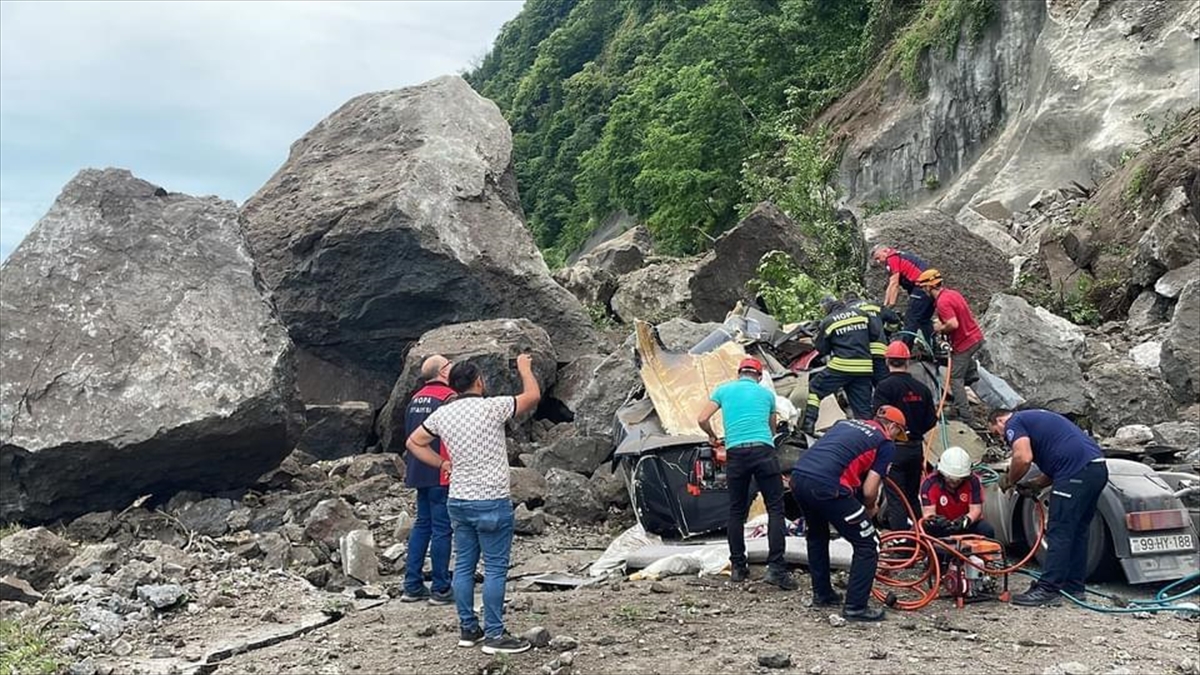 GÜNCELLEME – Artvin’de kara yolundaki tırların üzerine kaya düşmesi sonucu 1 kişi öldü