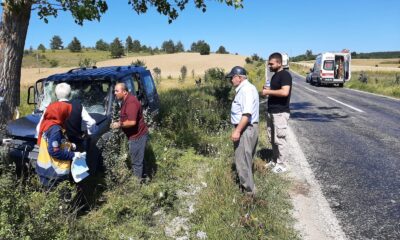 Karabük’te ağaca çarpan hafif ticari aracın sürücüsü yaralandı