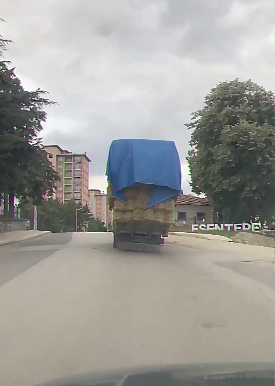 Karabük’te sürücü ve vatandaşların tehlikeli yolculukları kameraya yansıdı