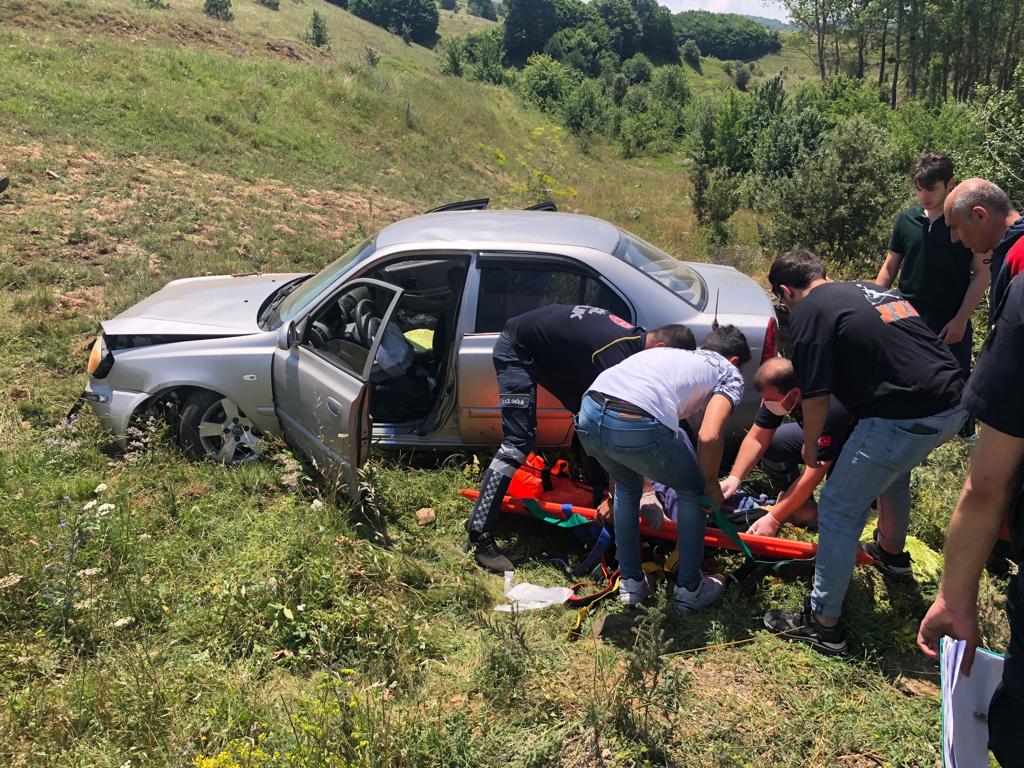 Karabük’te tarlaya devrilen otomobildeki 3 kişi yaralandı