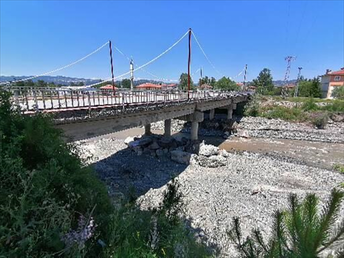 Kastamonu’da hasarlı bir köprü ulaşıma kapatıldı