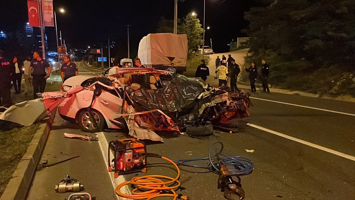 Kastamonu’da kamyona çarpan otomobildeki 1 kişi öldü, 3 kişi yaralandı
