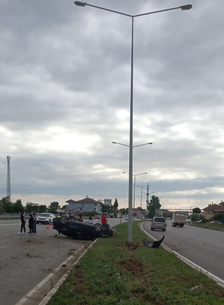 Samsun’da devrilen otomobildeki 3 kişi yaralandı