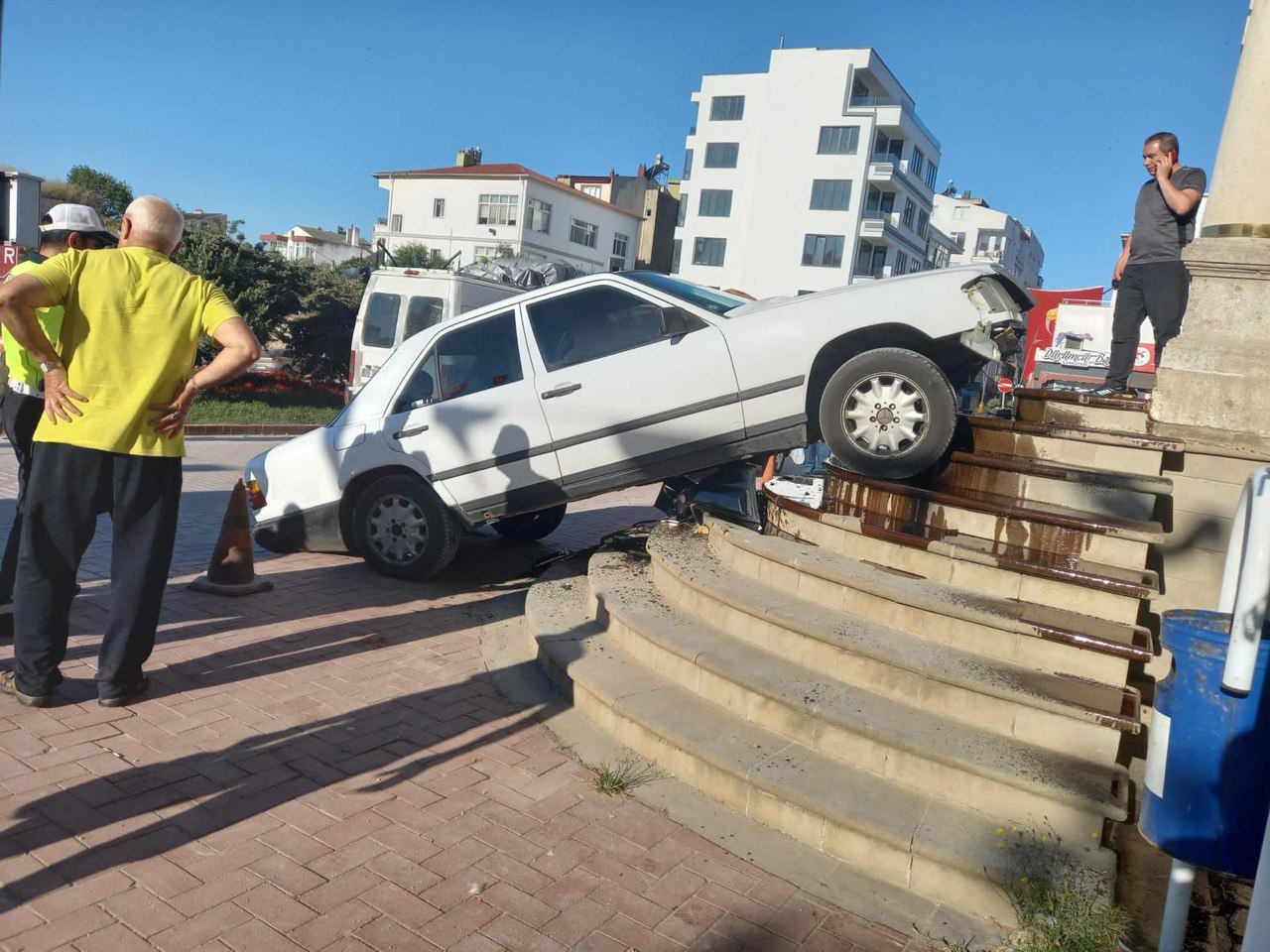 Sinop’ta gaz pedalı takılı kalan otomobil, Adliye Sarayı’nın merdivenine çarptı