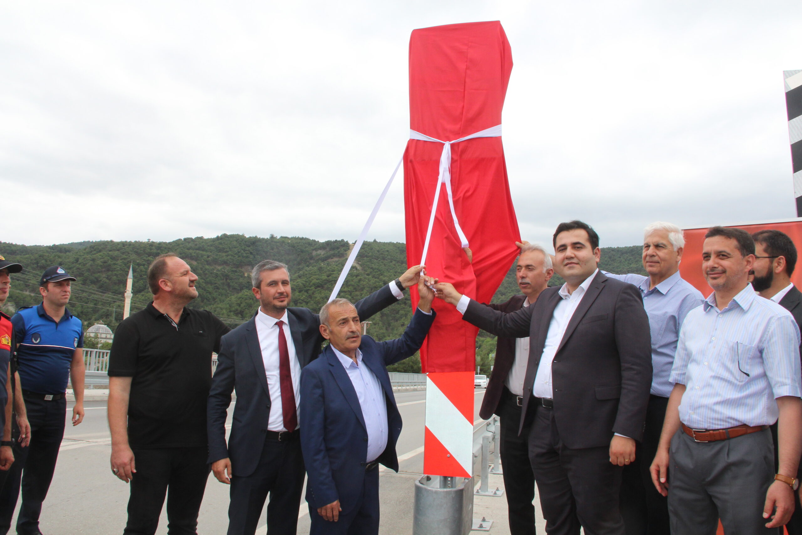 Taşova’da yeni açılan köprüye “15 Temmuz Şehitler Köprüsü” ismi verildi
