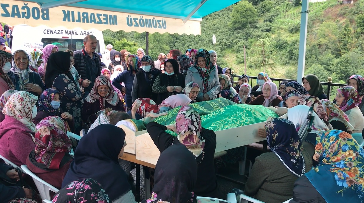 Trabzon’da devrilen ağacın altında kalan baba ile oğlunun cenazeleri defnedildi