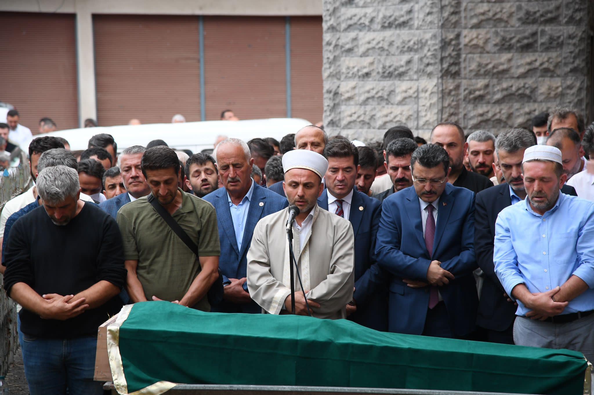 Trabzon’da tedavi gördüğü hastanede hayatını kaybeden işçi son yolculuğuna uğurlandı