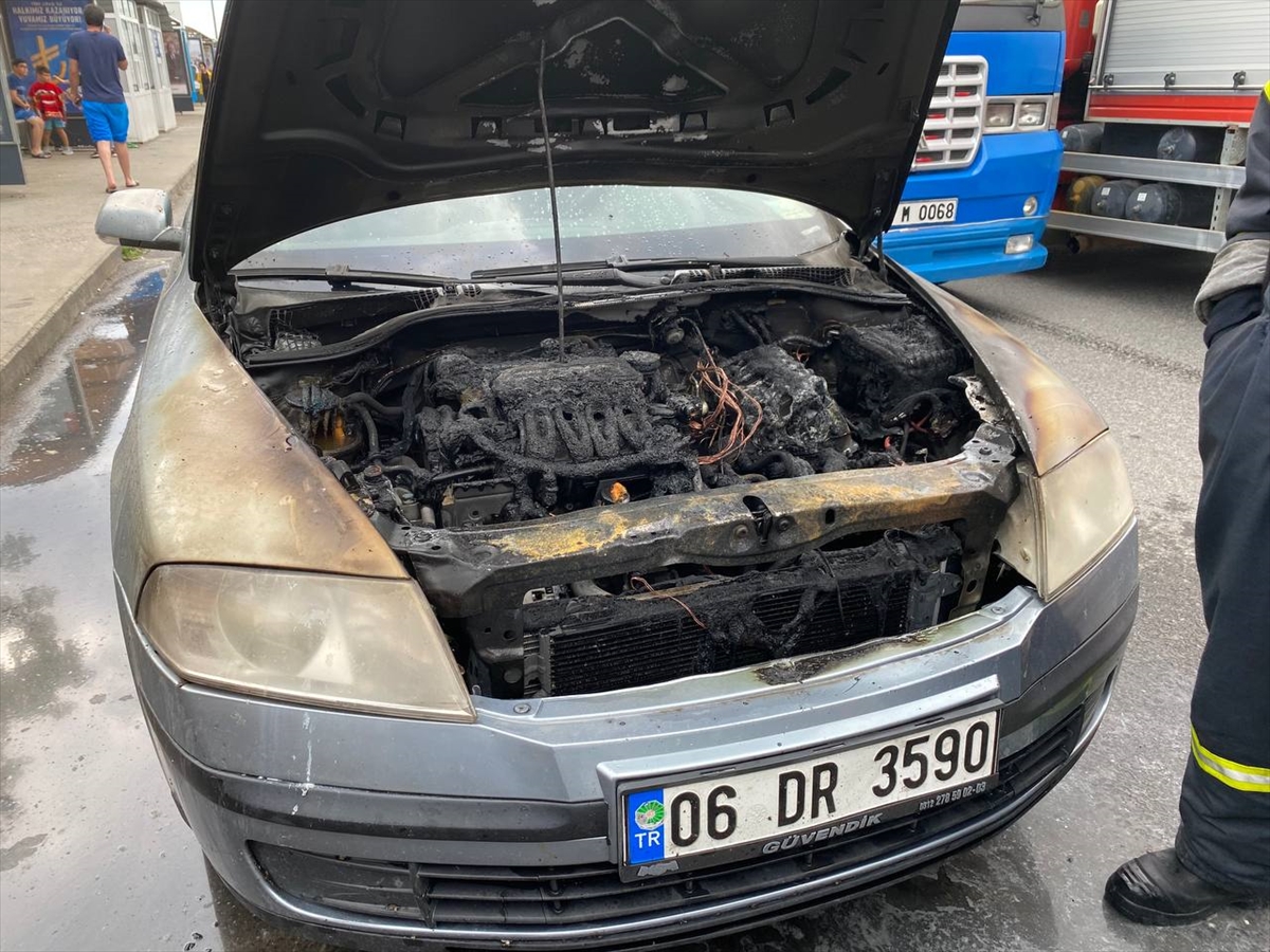 Zonguldak’ta seyir halindeki otomobilin motor kısmı yandı