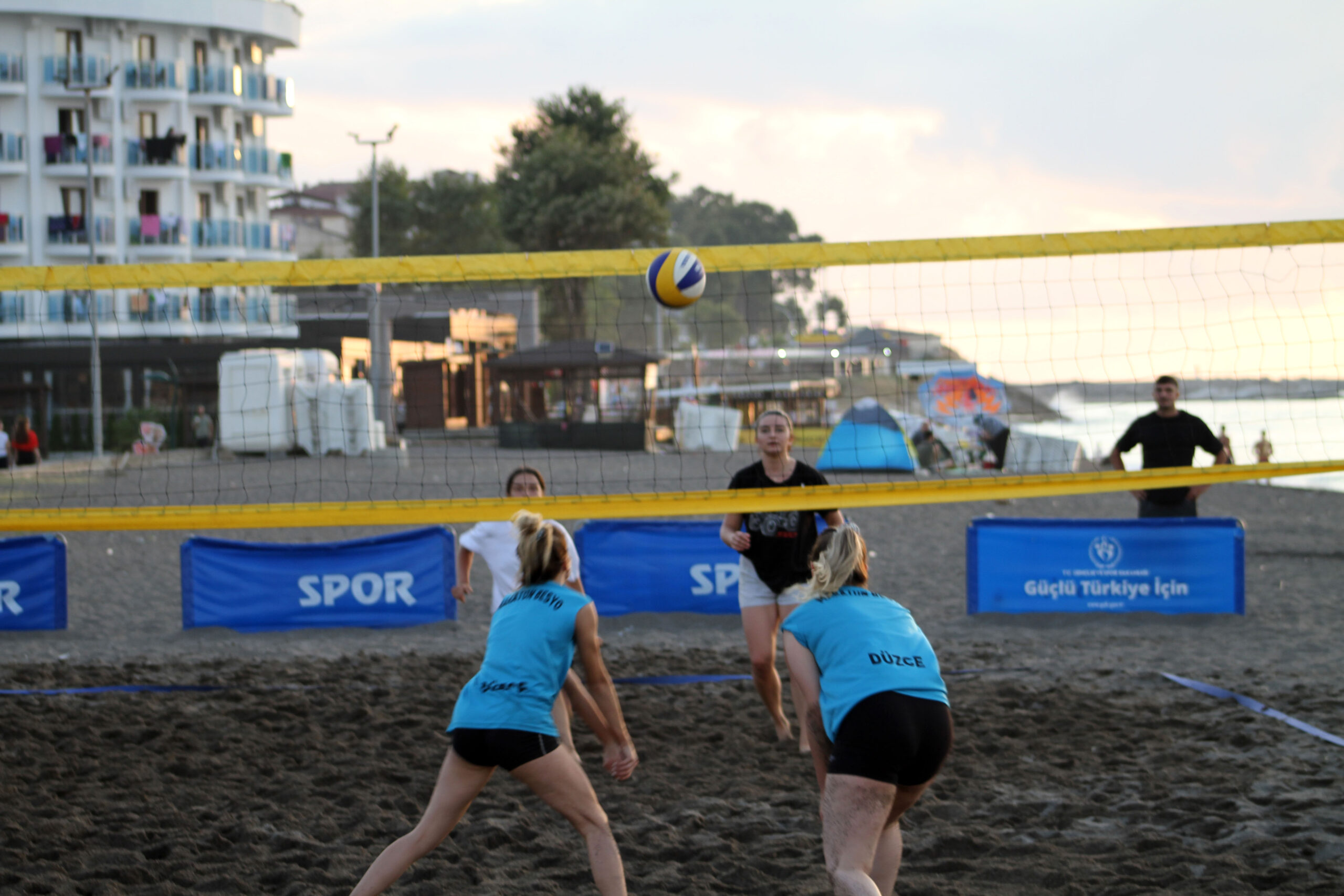 Akçakoca’da plaj voleybolu turnuvası yapıldı