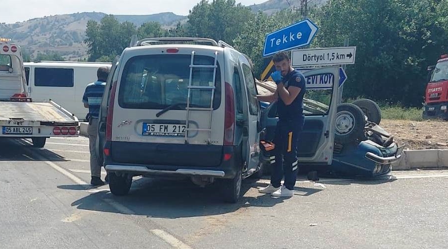 Amasya’da hafif ticari araç ile otomobilin çarpıştığı kazada 7 kişi yaralandı