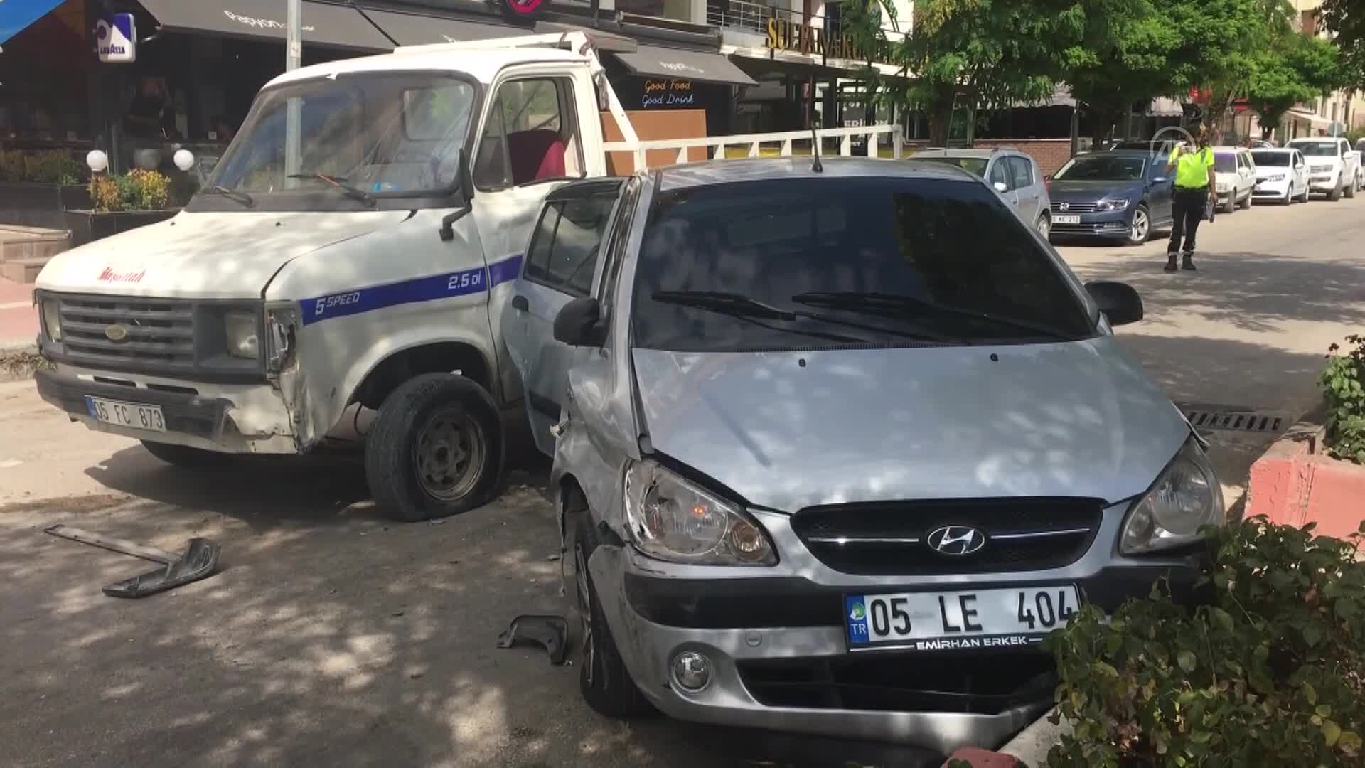 Amasya’da otomobil ile pikabın çarpıştığı kazada 2 kişi yaralandı