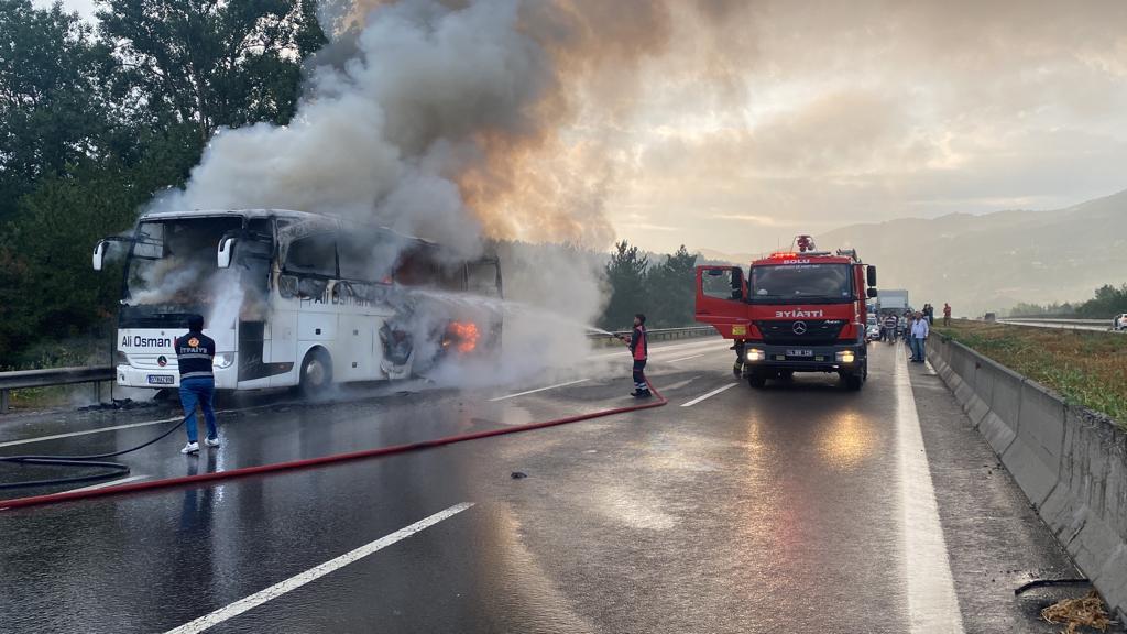 Anadolu Otoyolu’nda yanan otobüs kullanılamaz hale geldi