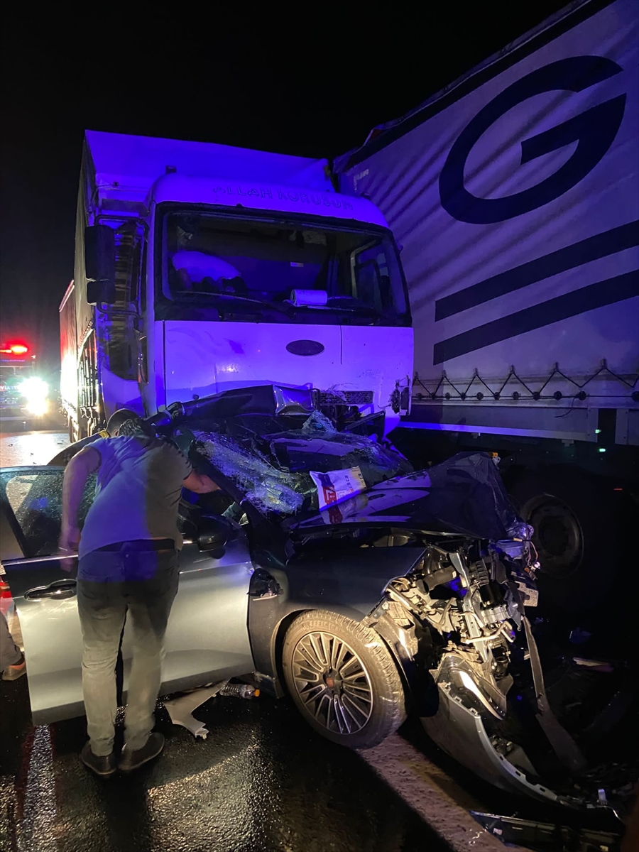 Anadolu Otoyolu’ndaki trafik kazasında 3 kişi yaşamını yitirdi