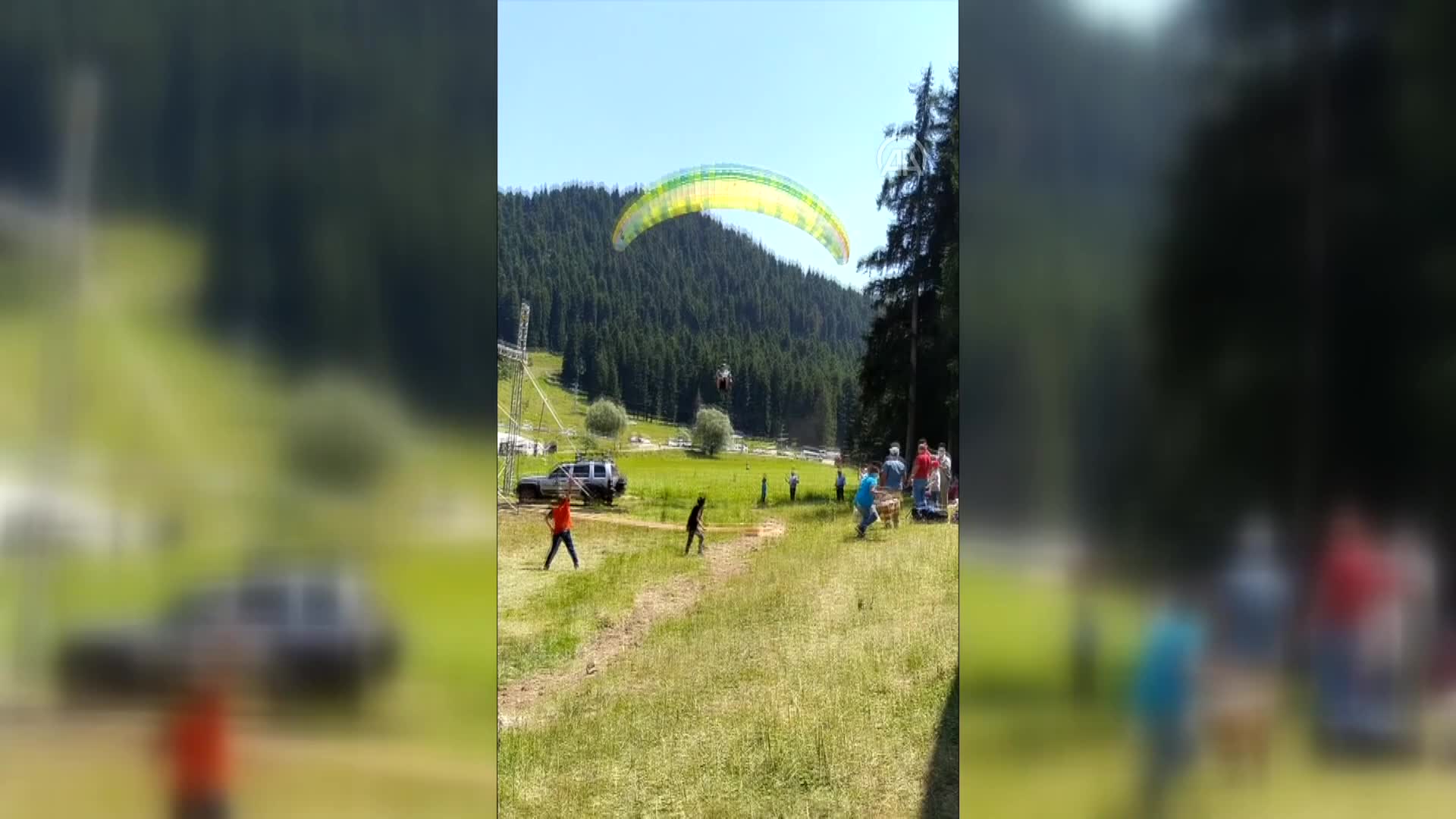 Artvin’de yamaç paraşütü pilotu rüzgar yön değiştirince piknik yapanların üzerine indi