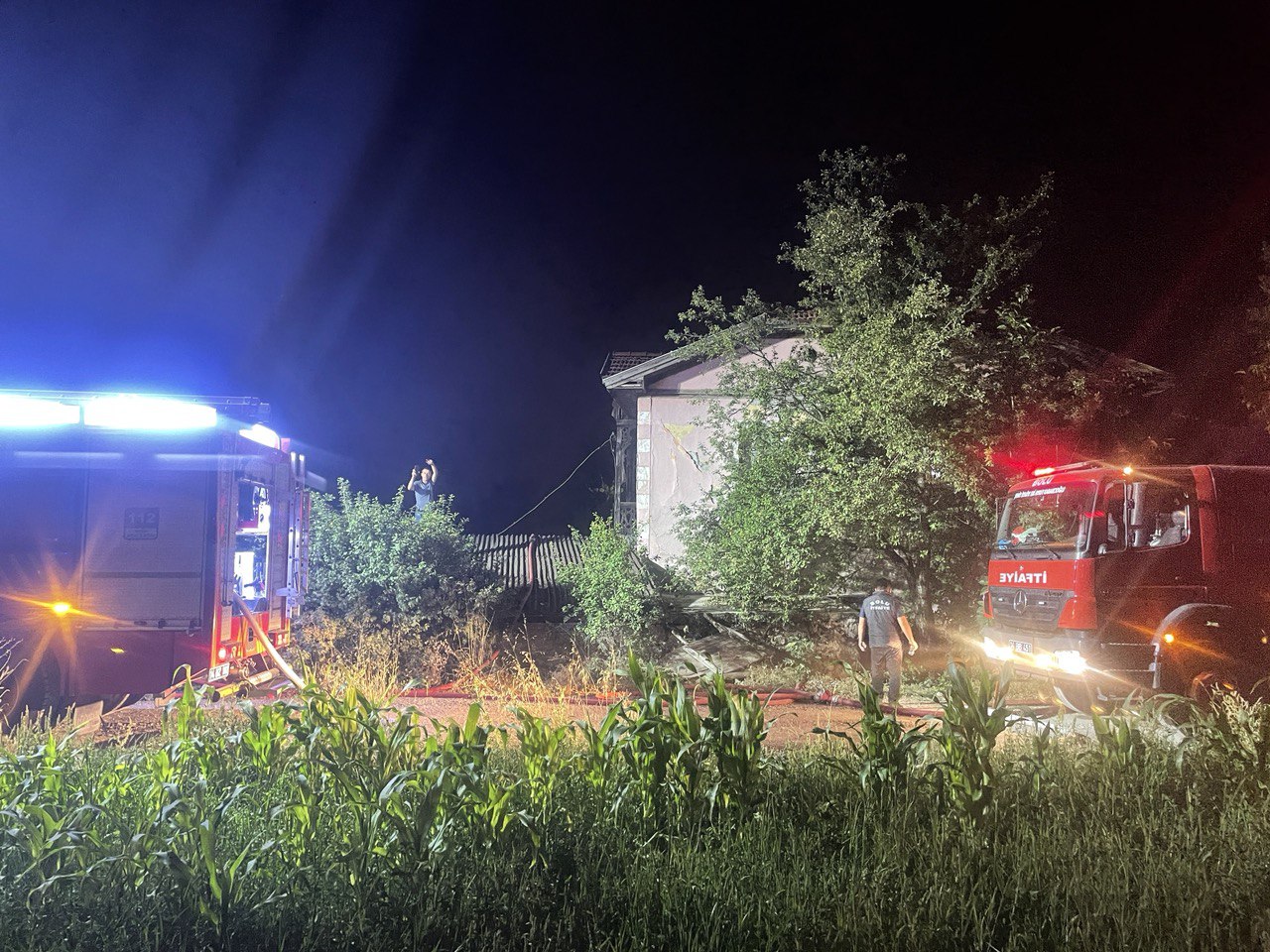 Bolu’da 2 katlı ahşap evde çıkan yangın söndürüldü