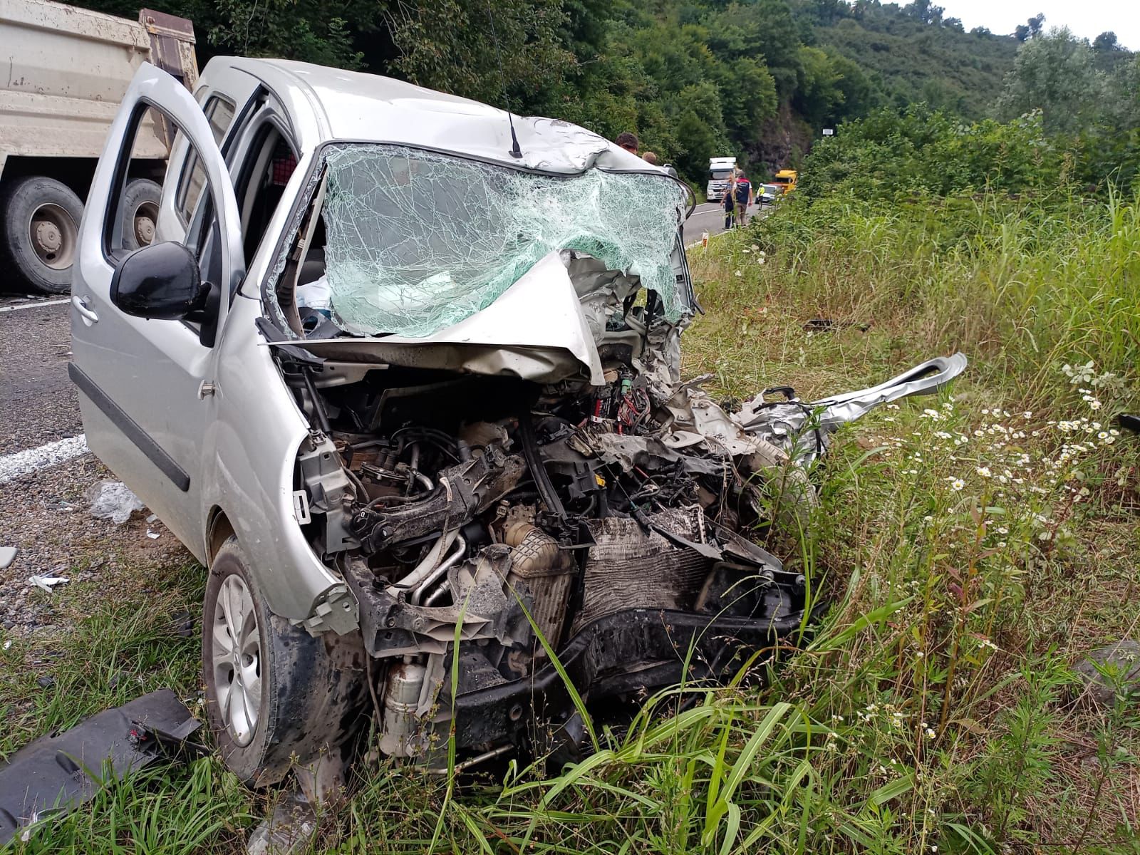 Giresun’da kamyon ile hafif ticari aracın çarpıştığı kazada 1 kişi öldü