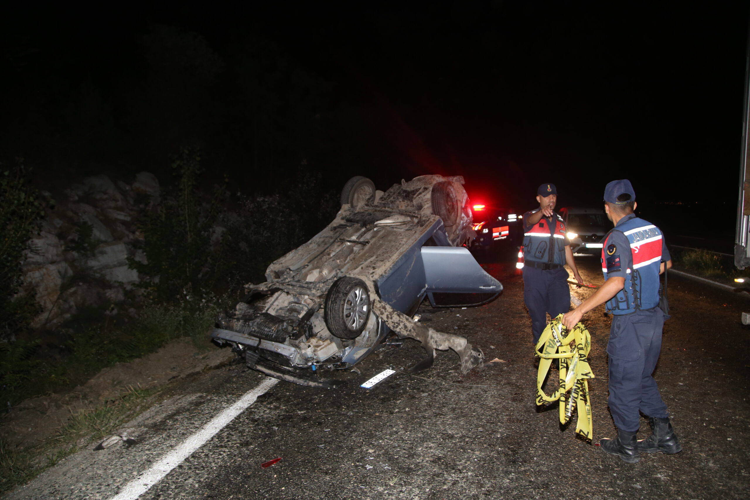 GÜNCELLEME – Dört aracın karıştığı trafik kazasında 3 kişi öldü, 5 kişi yaralandı
