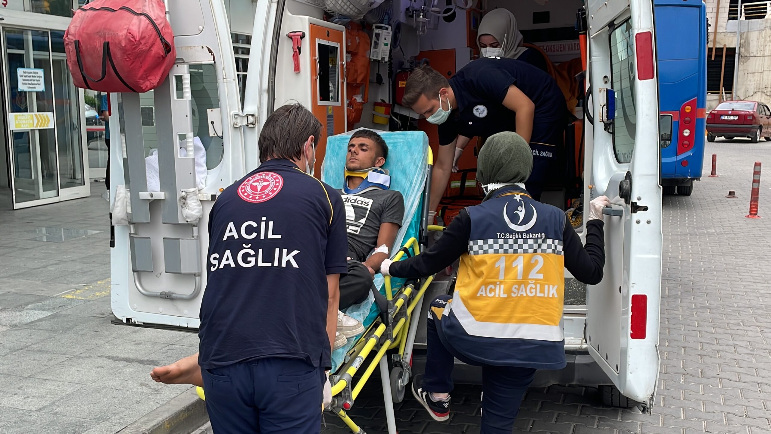 Karabük’te refüje devrilen otomobildeki 3’ü çocuk 5 kişi yaralandı