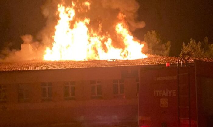 Merzifon’da bir okulun çatısında çıkan yangın söndürüldü