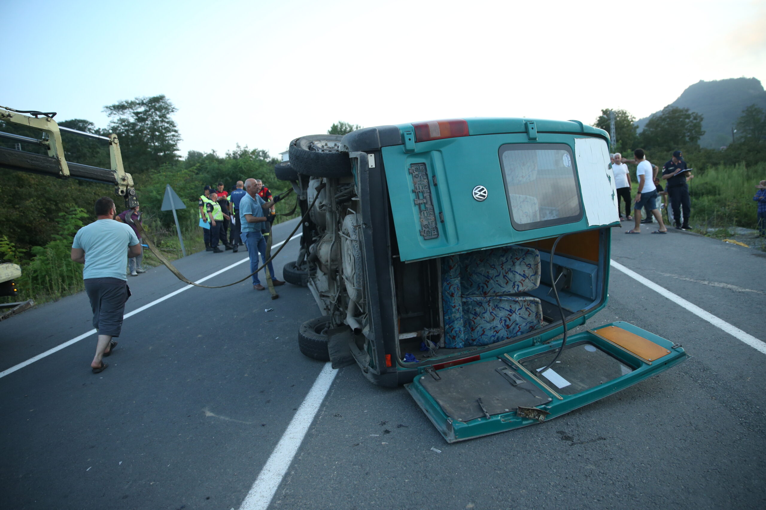 Ordu’da yolcu minibüsü ile otomobilin çarpıştığı kazada 17 kişi yaralandı