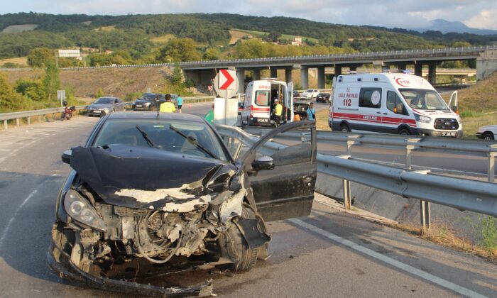 Sinop’ta bariyere çarpan otomobildeki 5 kişi yaralandı