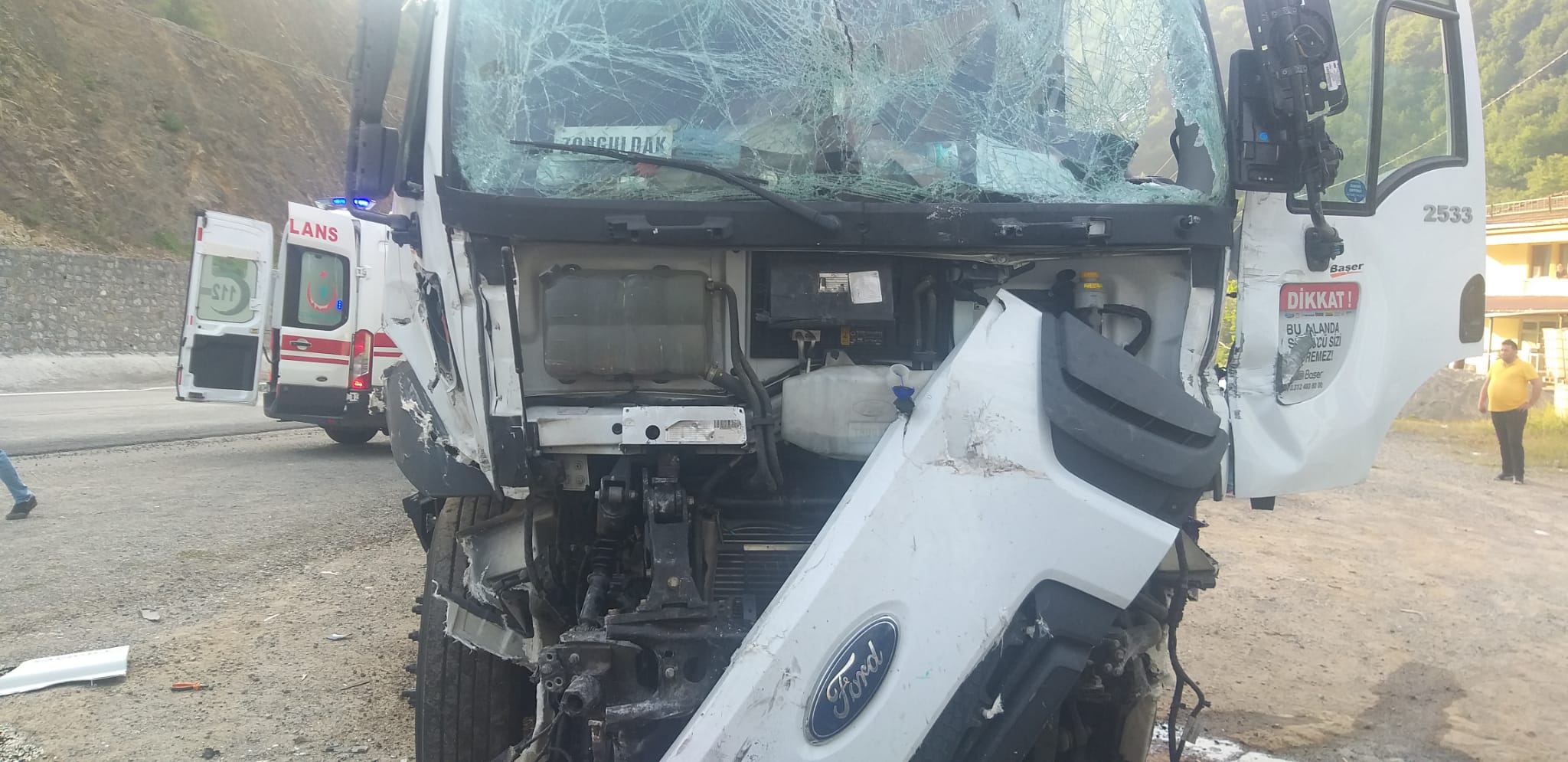 Zonguldak’ta kargo aracının park halindeki araçlara çarptığı kazada 3 kişi yaralandı