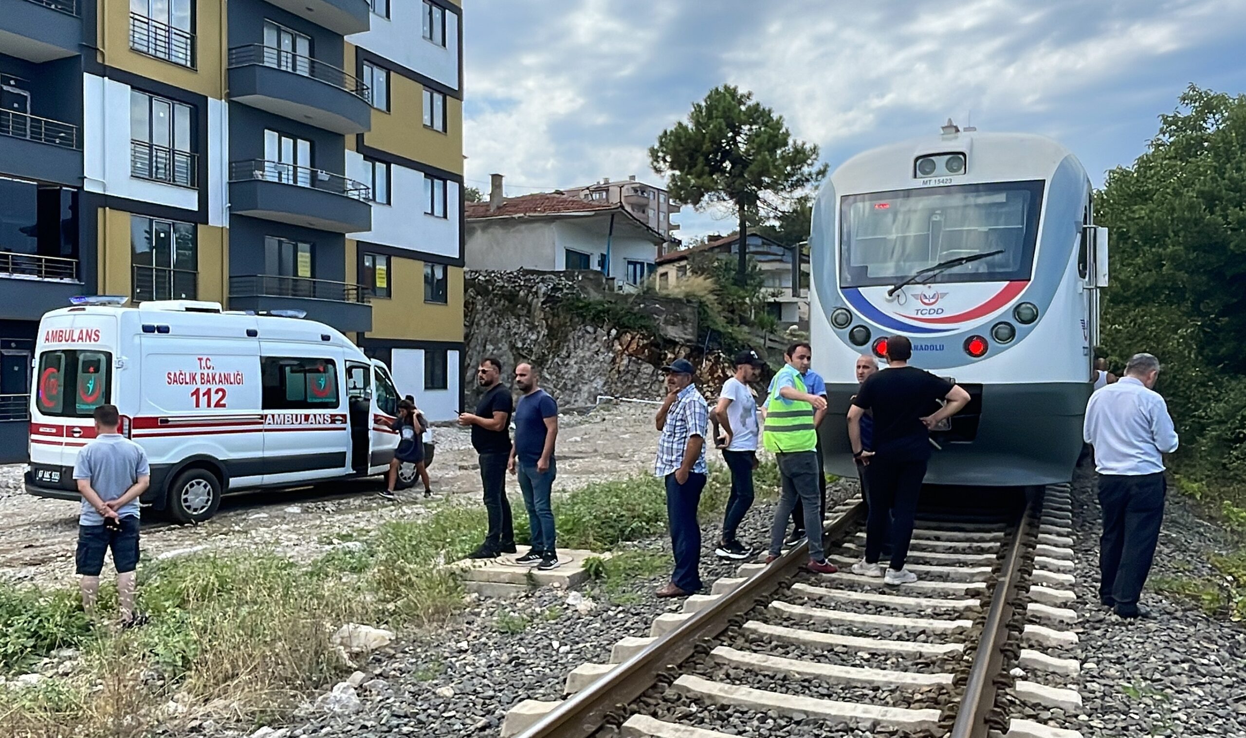 Zonguldak’ta yolcu treninin çarptığı kişi yaralandı