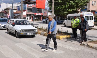 Gümüşhacıköy’de trafik ekipleri yaya geçitlerinde uygulama yaptı