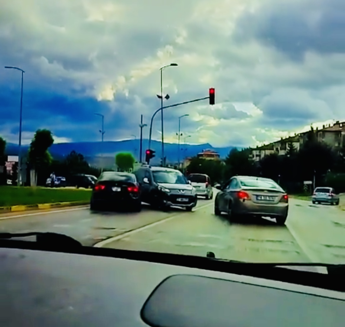 Karabük’te hafif ticari aracın kırmızı ışıkta bekleyen otomobillere çarpması kamerada