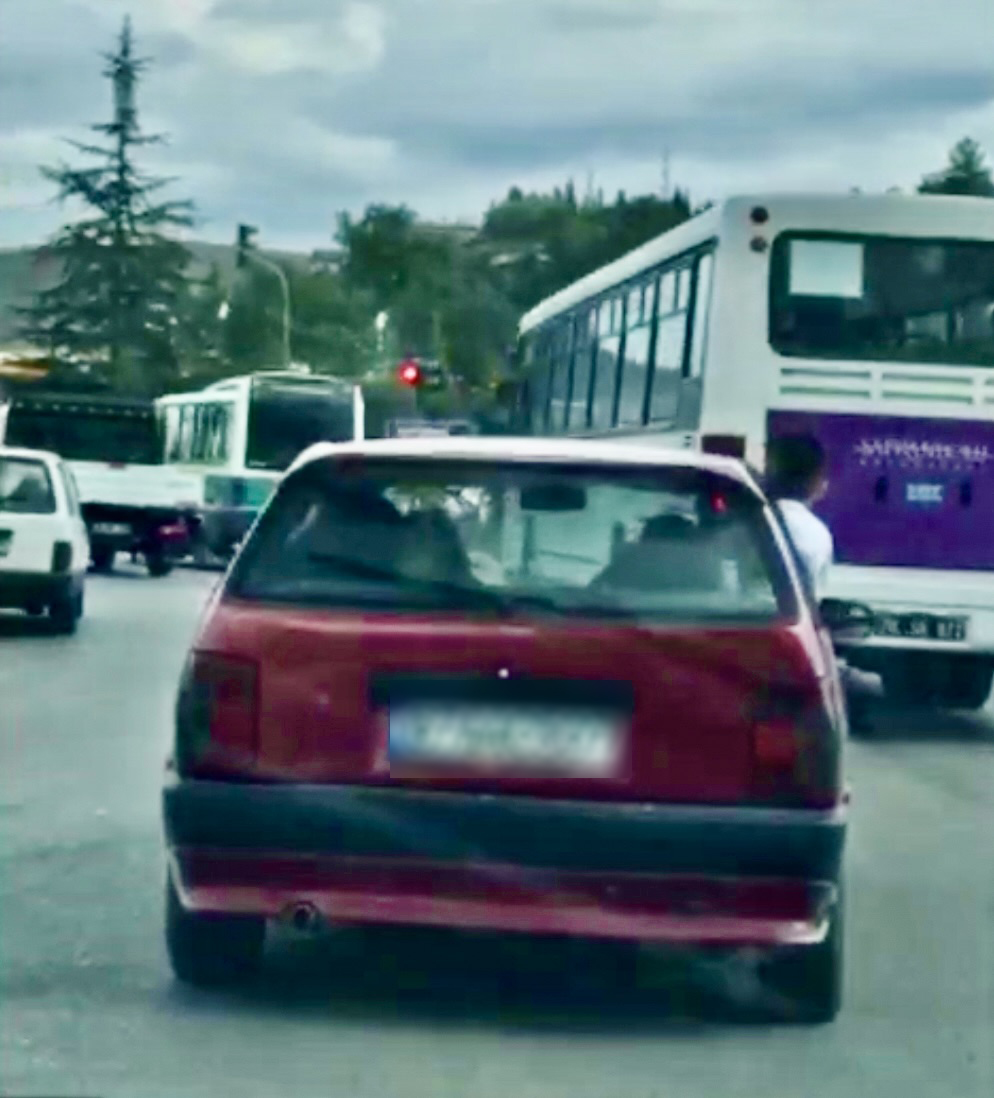 Karabük’te otomobilin camından sarkan çocuğun tehlikeli yolculuğu kamerada