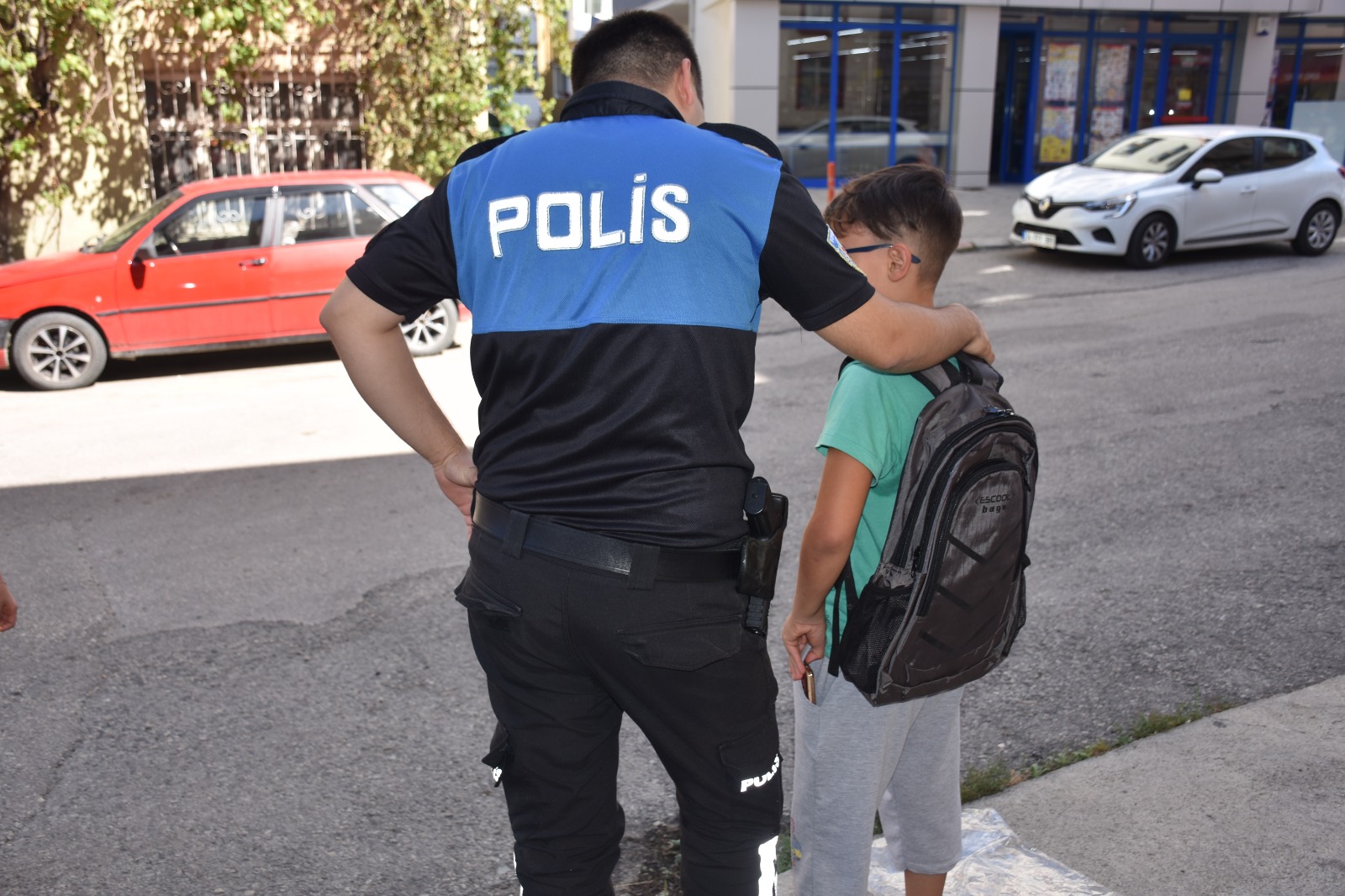 Karabük’te polis ekipleri öğrencilere okul çantası dağıttı