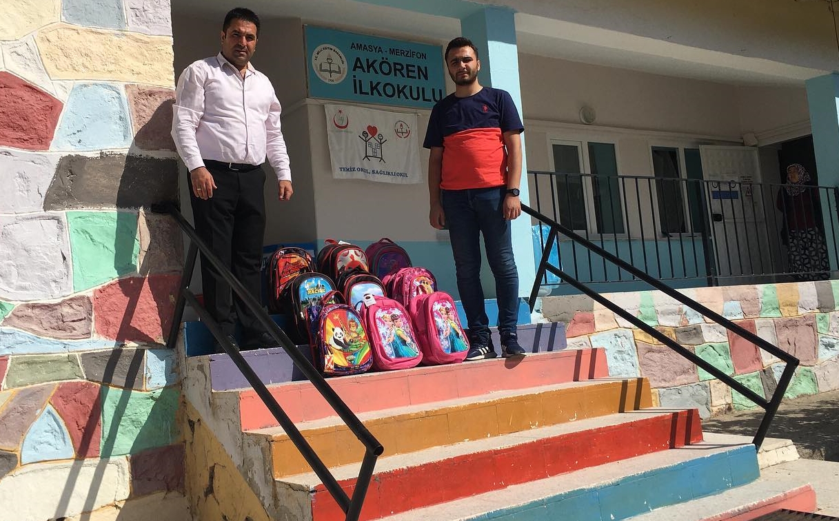 Merzifon’da köy okulu öğrencilerine çanta ve kırtasiye yardımı