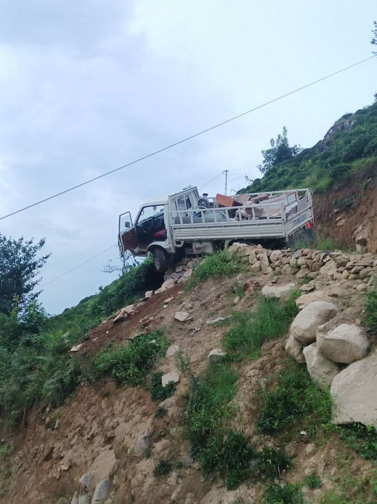 Rize’de yoldan çıkarak taşlara takılı kalan kamyonetten atlayan sürücü öldü