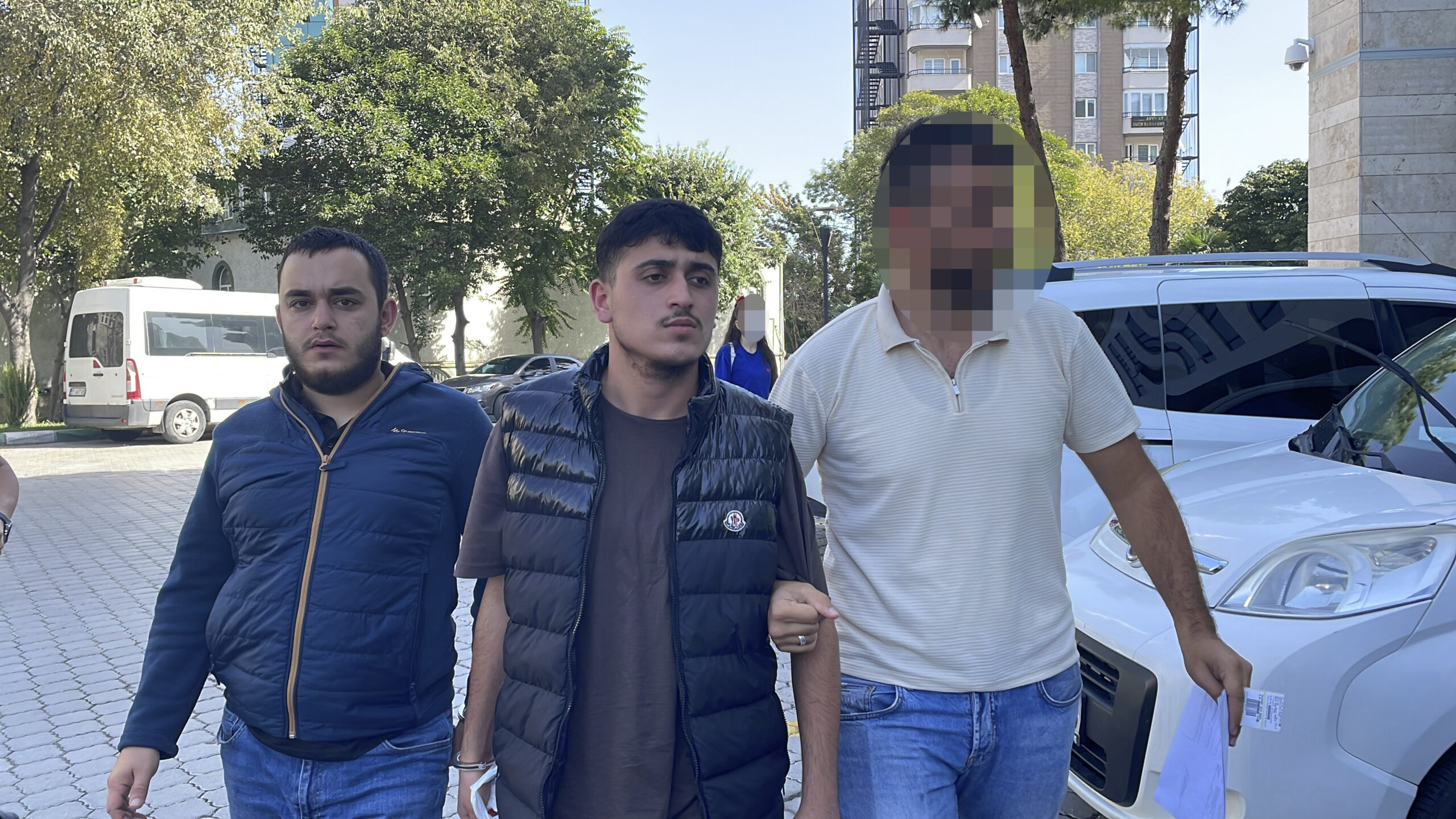 Samsun’da polisten kaçarken uyuşturucuyu yola atan 2 zanlı tutuklandı