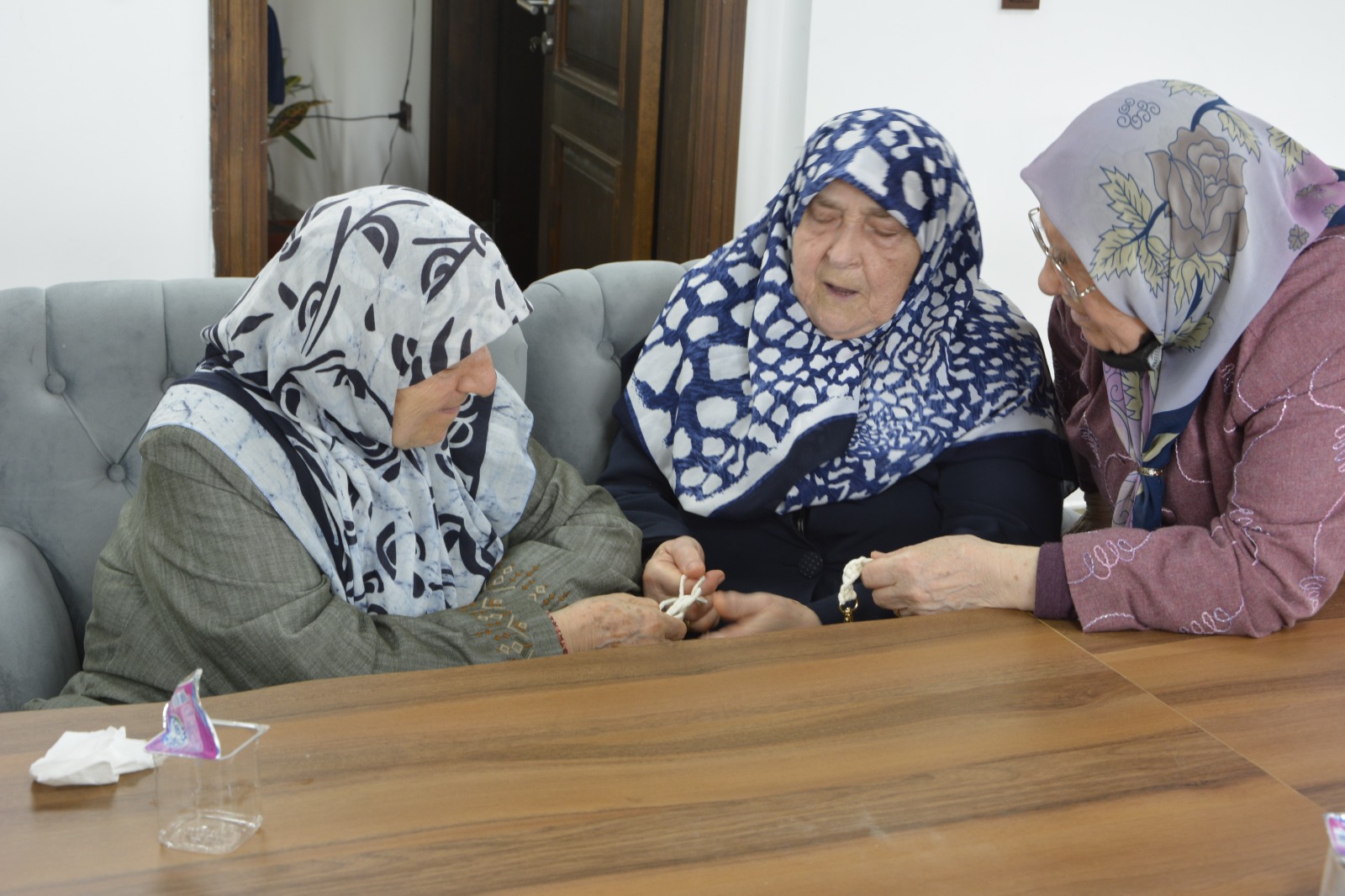 Samsun’da yaşlılar birlikte oyun oynayarak sosyalleşiyor