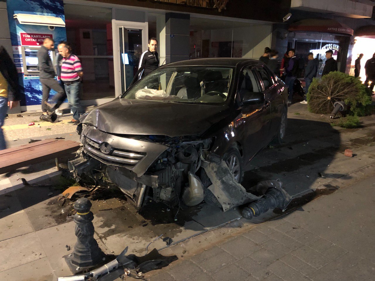 Sinop’ta otomobilin kaldırıma devrildiği kazada 2 kişi yaralandı