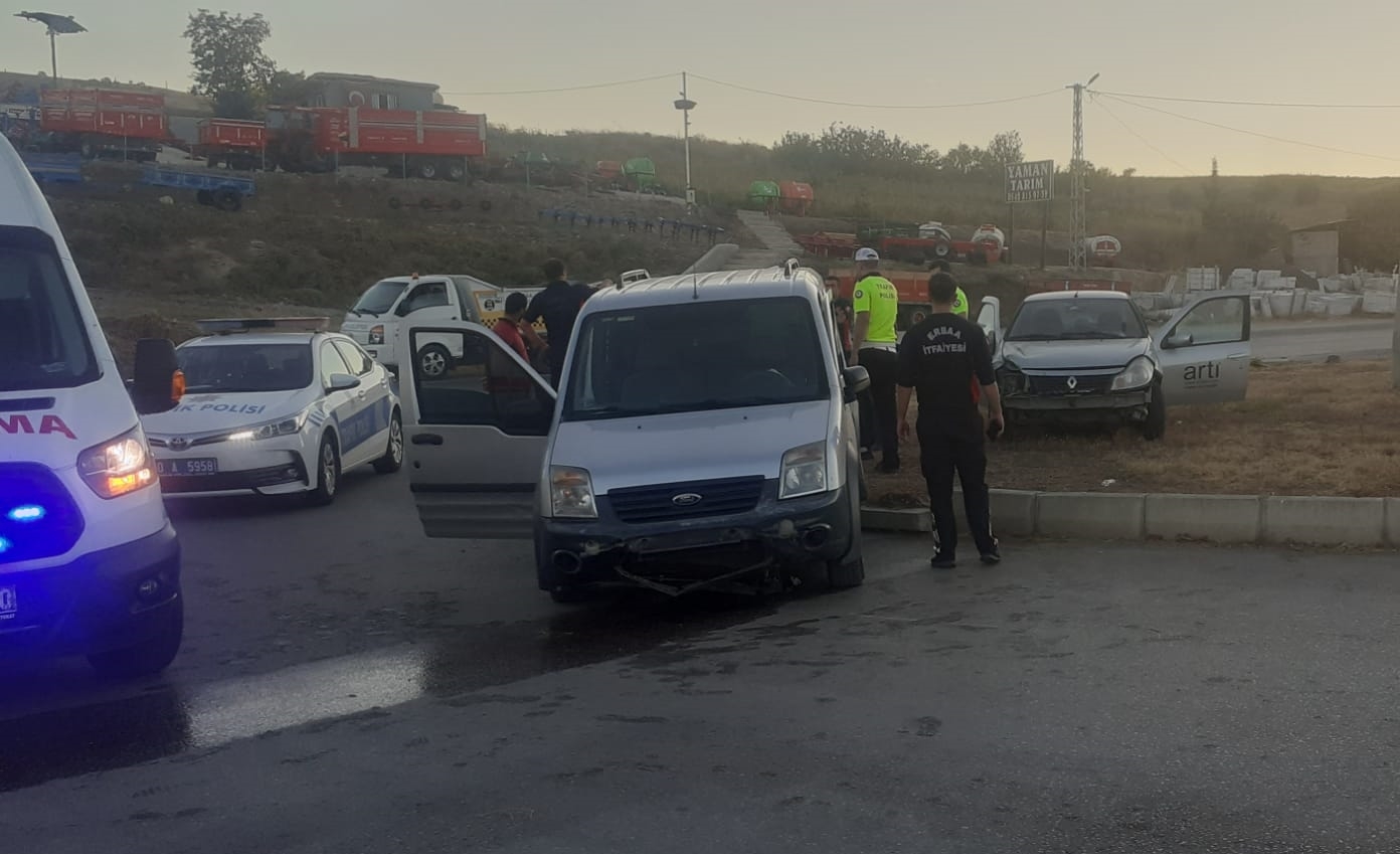 Tokat’ta hafif ticari araçla otomobilin çarpışması sonucu 3 kişi yaralandı