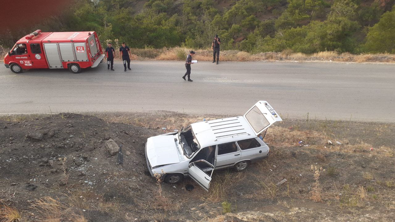 Tokat’ta toprak yığınına çarpan otomobildeki 4 kişi yaralandı