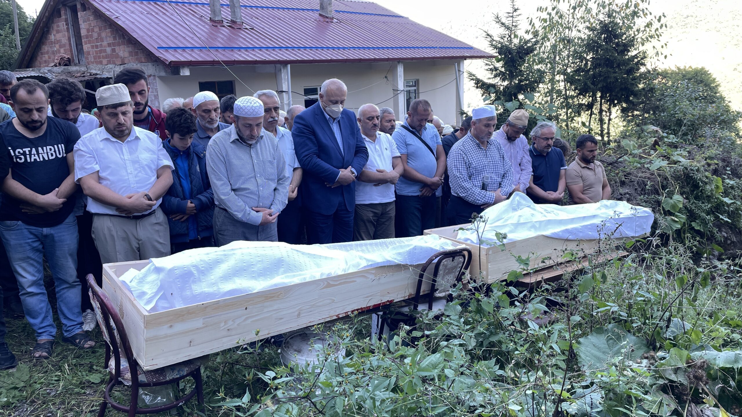 Trabzon’da vefat eden kuzenlerin cenazeleri aynı gün toprağa verildi