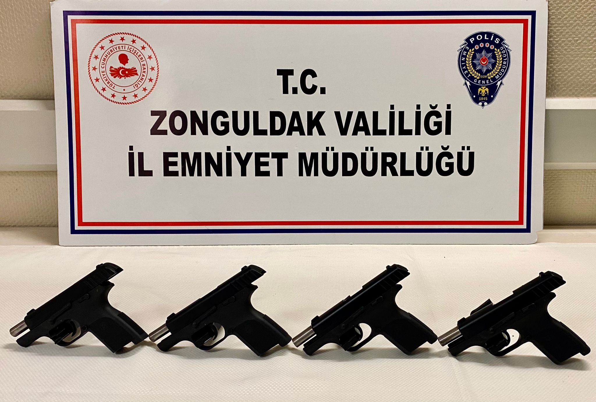 Zonguldak’ta otomobilin koltuğunun altına gizlenmiş 4 ruhsatsız tabanca ele geçirildi