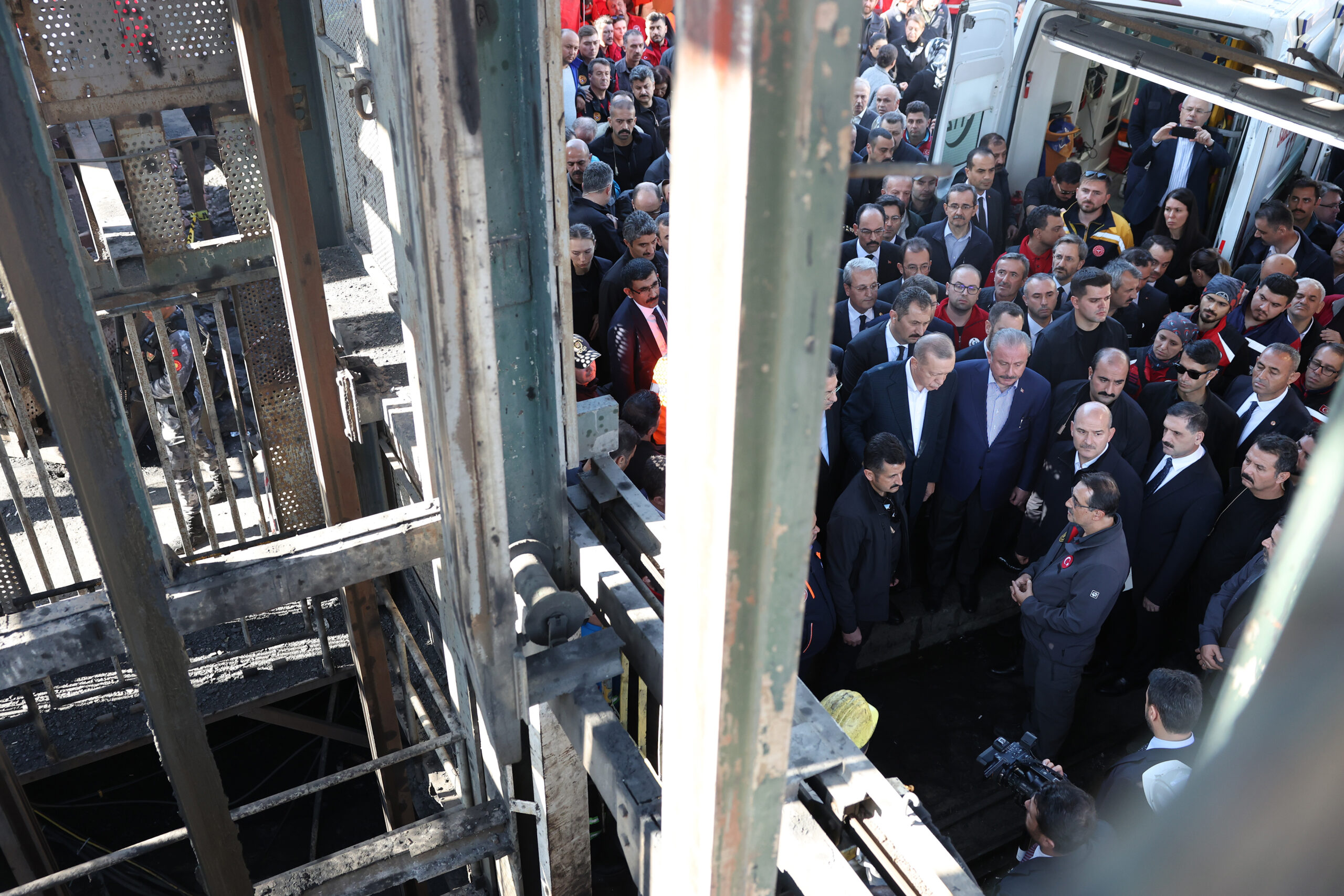 Cumhurbaşkanı Erdoğan, patlamanın meydana geldiği Amasra’daki maden ocağında incelemede bulundu