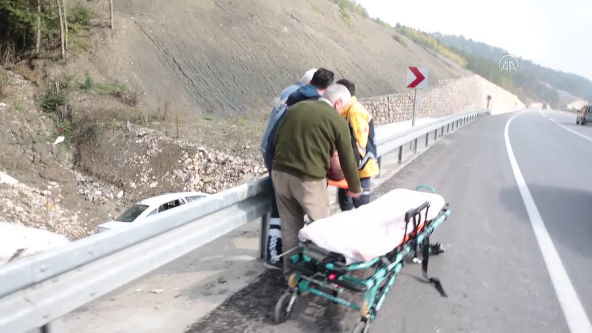 GÜNCELLEME – Bolu’da menfeze düşen otomobildeki baba öldü, oğlu yaralandı
