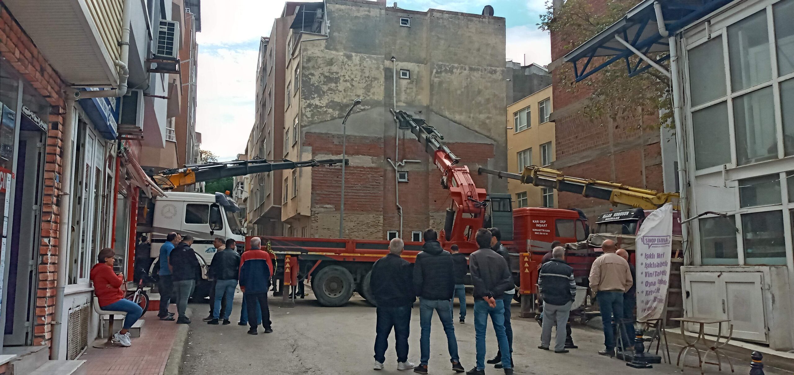 GÜNCELLEME – Sinop’ta yıkılma tehlikesi olan apartman ve bitişiğindeki binalar boşaltıldı