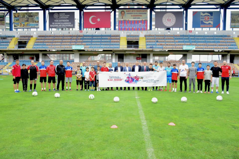 Karabük’te babalar ve oğulları futbol maçı yaptı