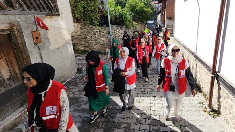 Karabük’te Türk Kızılay üyeleri sağlıklı yaşama dikkati çekmek için yürüdü