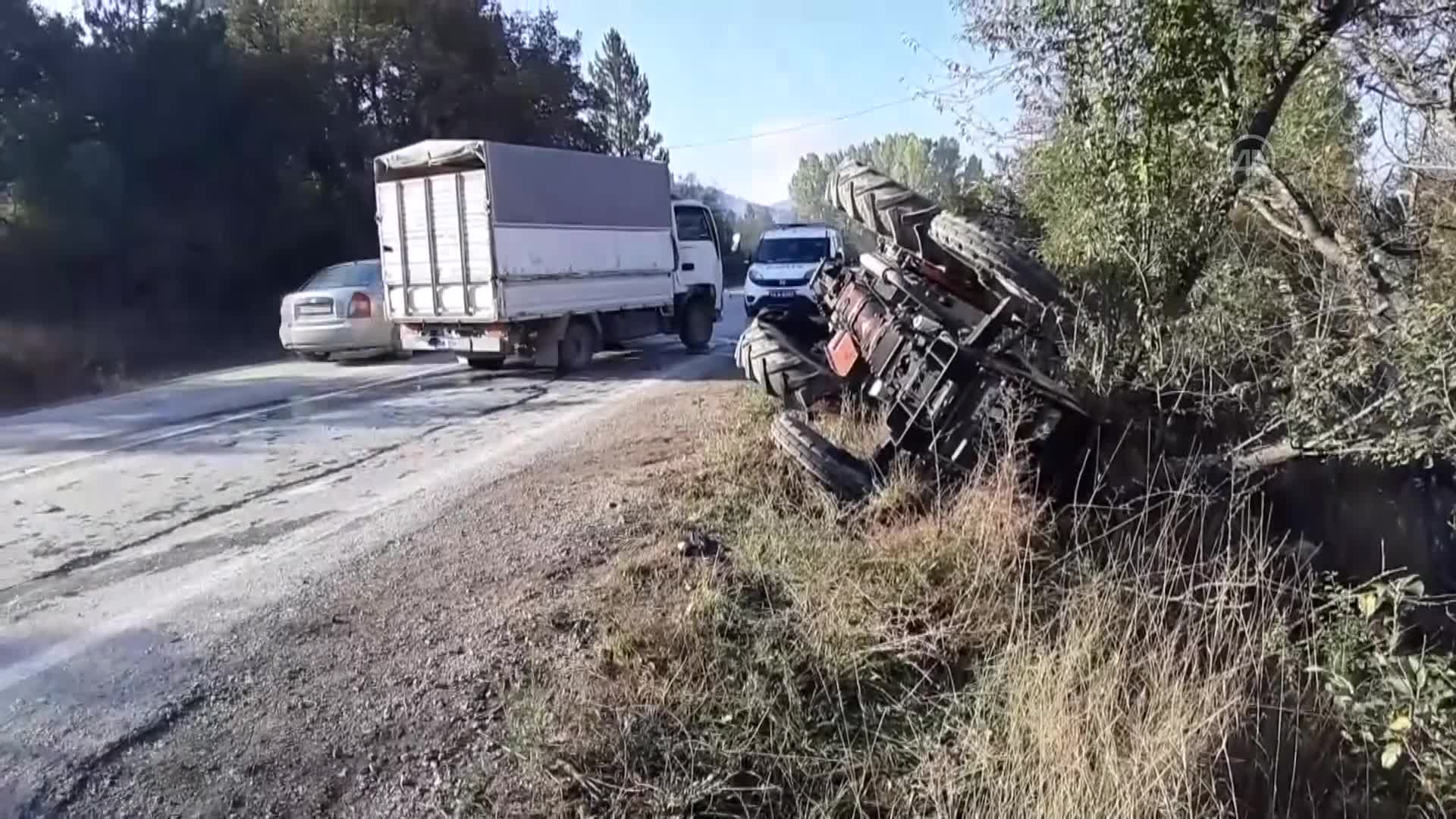 Mudurnu’da kamyonetin çarpmasıyla devrilen traktörün sürücüsü yaralandı