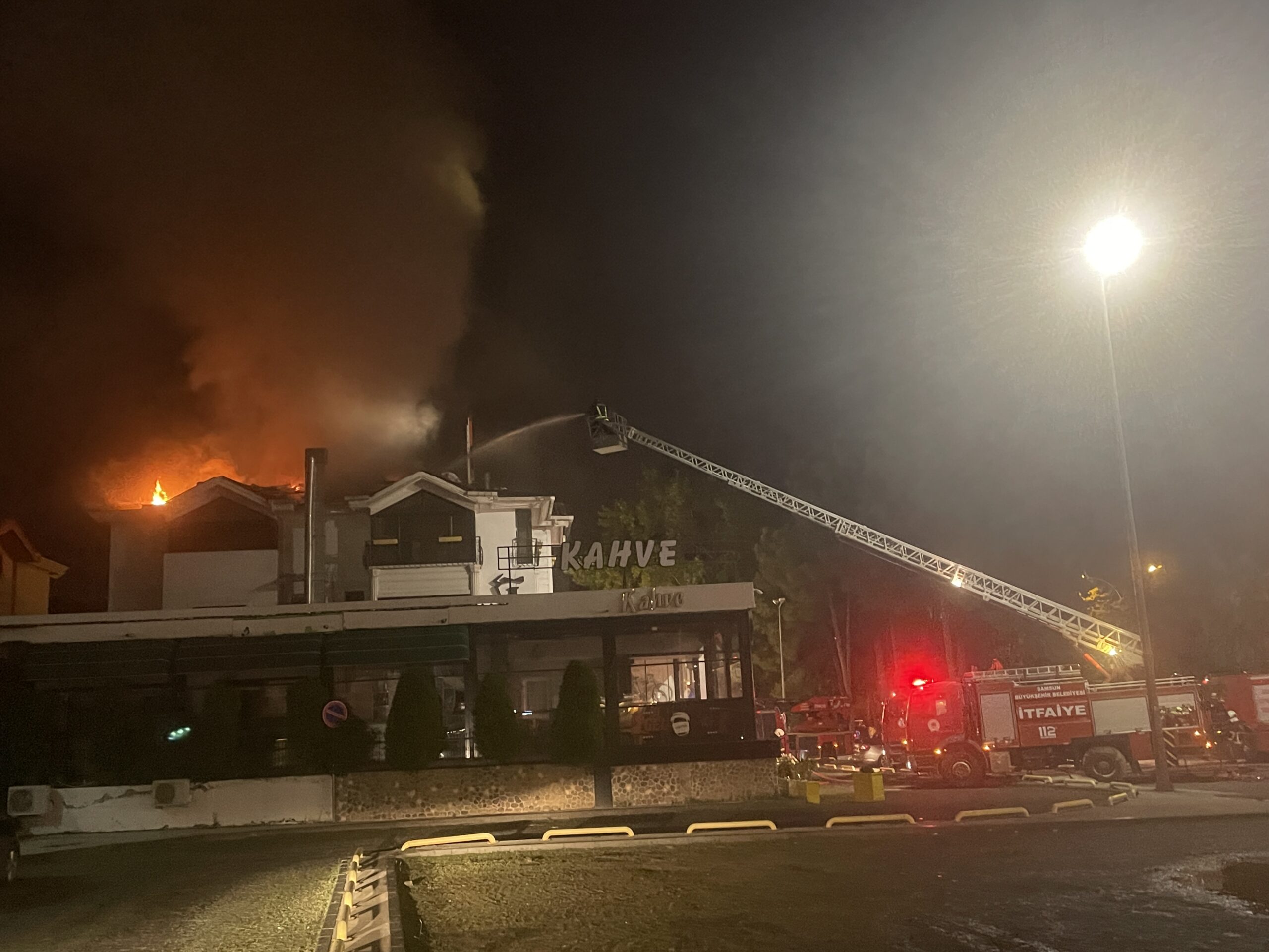 Samsun’da bir otelin çatısında yangın çıktı