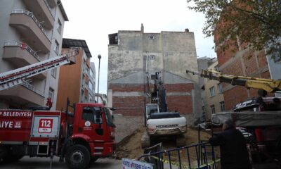 Sinop’ta duvarlarında geniş çatlaklar oluşan apartmandaki eşyalar kontrollü olarak boşaltılıyor