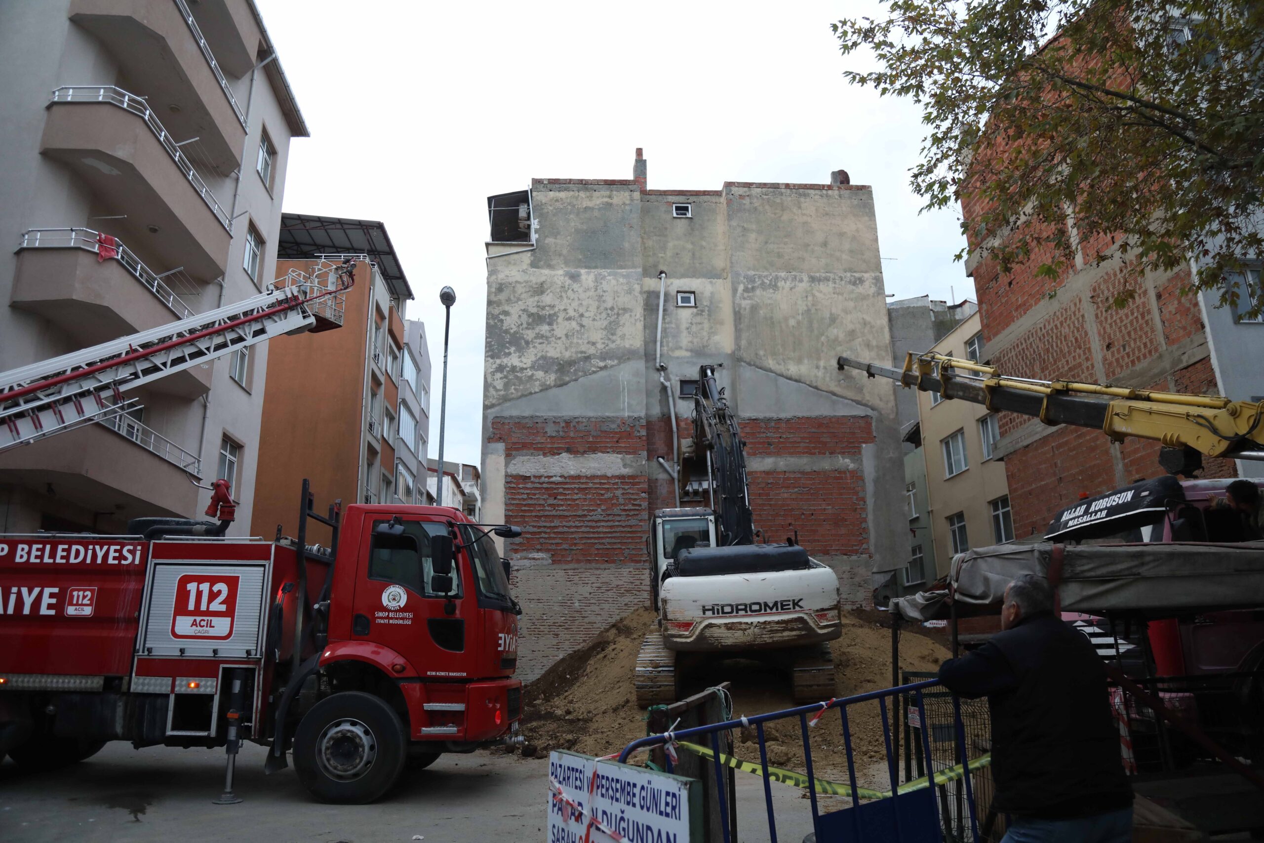 Sinop’ta duvarlarında geniş çatlaklar oluşan apartmandaki eşyalar kontrollü olarak boşaltılıyor