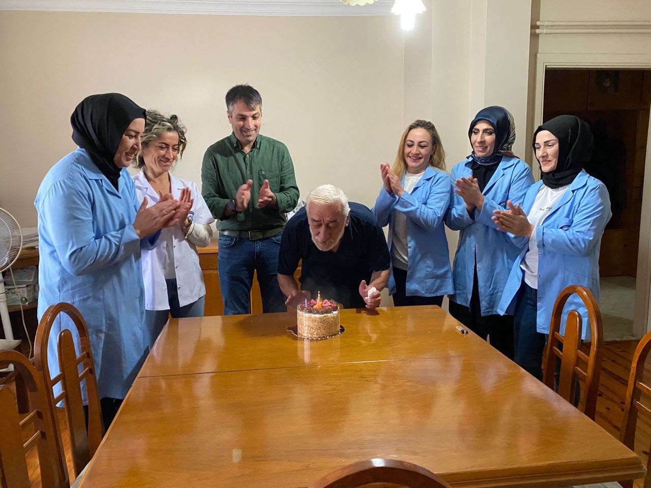 Trabzon’da belediyeden evde bakım hizmeti alan kişiye doğum günü sürprizi
